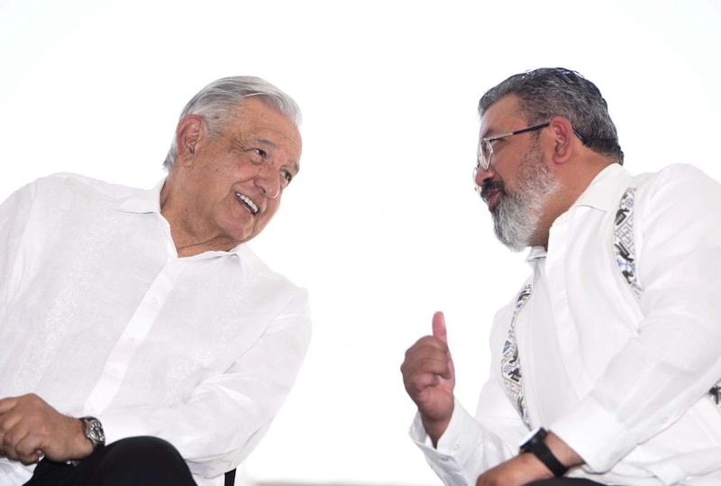 El presidente López Obrador y el gobernador de Morelos, Cuauhtémoc Blanco, durante una conferencia de prensa.