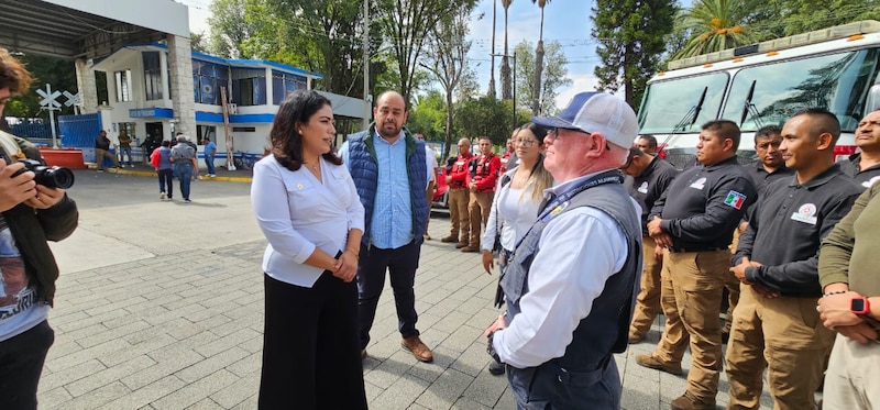 La alcaldesa de Tlajomulco, Jalisco, Natalia Romero, dialoga con elementos de Protección Civil y Bomberos.