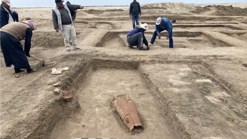 Un equipo de arqueólogos desenterrando una tumba antigua