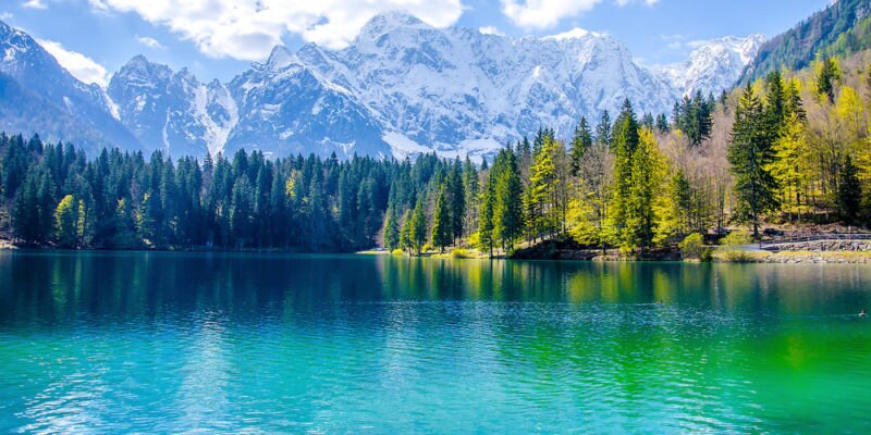 Hermoso lago verde esmeralda en los Alpes