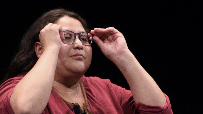 La escritora mexicana Guadalupe Nettel lee su obra en un evento literario.