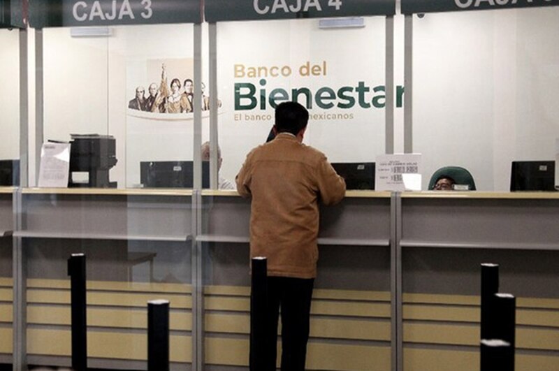 Un hombre realiza un trámite en una sucursal del Banco del Bienestar.