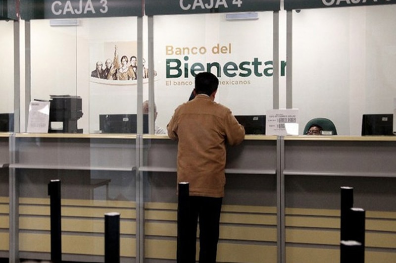 Un hombre realiza un trámite en una sucursal del Banco del Bienestar.