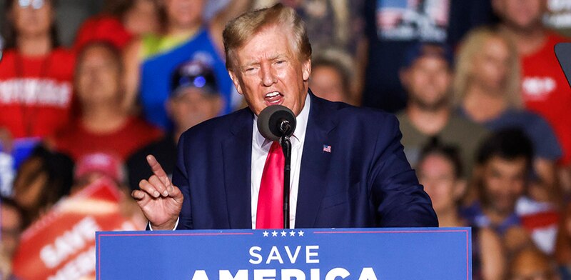 Donald Trump pronuncia un discurso ante una multitud
