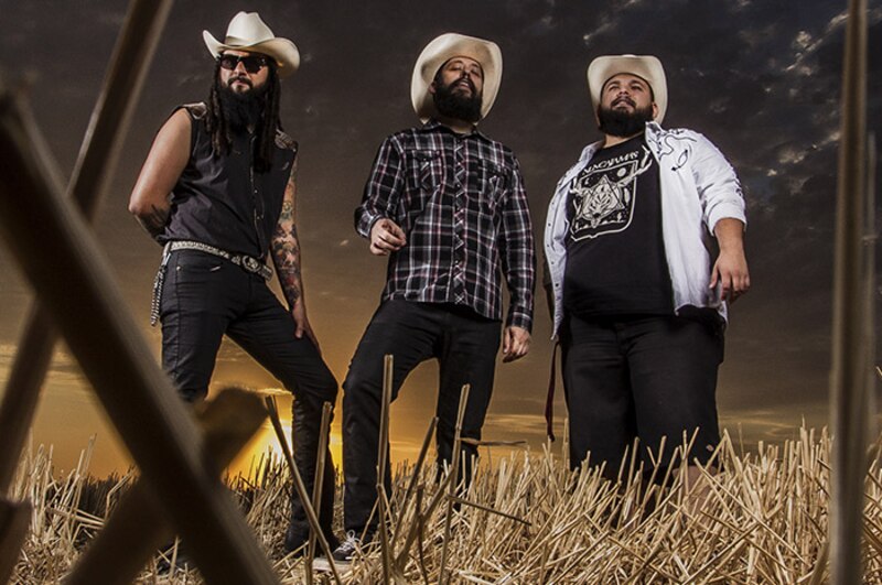 Tres hombres barbudos con sombrero de vaquero