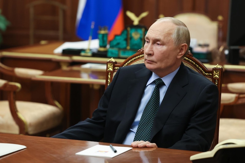 Vladimir Putin durante una reunión con Yevgeny Balitsky, gobernador de Zaporizhzhia en el Kremlin.