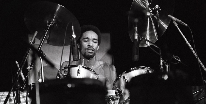 El baterista de jazz Tony Williams en concierto