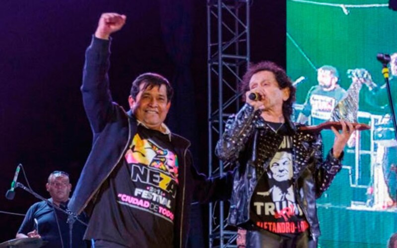 Los rockeros argentinos León Gieco y Fito Páez en un concierto en 2014.