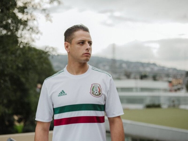 Javier Hernández, el delantero mexicano que juega en el LA Galaxy de la MLS, muestra la nueva camiseta de la selección mexicana.