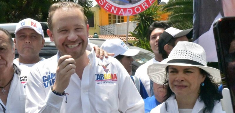 El candidato presidencial Ricardo Anaya, junto a la candidata a senadora por el PAN, Josefina Vázquez Mota, durante un mitin en la Ciudad de México.