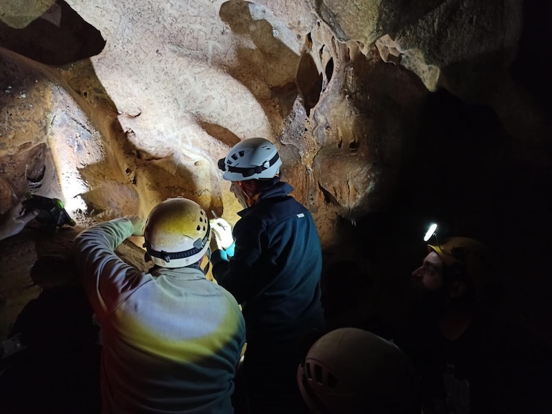 Explorando la cueva