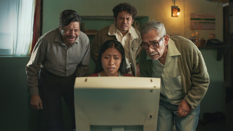 Familia mirando una computadora