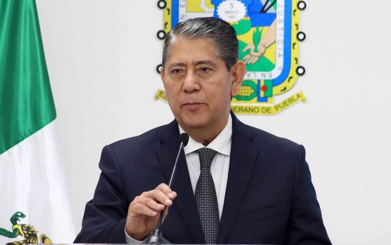 Gilberto Higuera, Fiscal de Puebla, durante su conferencia de prensa donde anuncia su renuncia para postularse como Ministro de la Suprema Corte