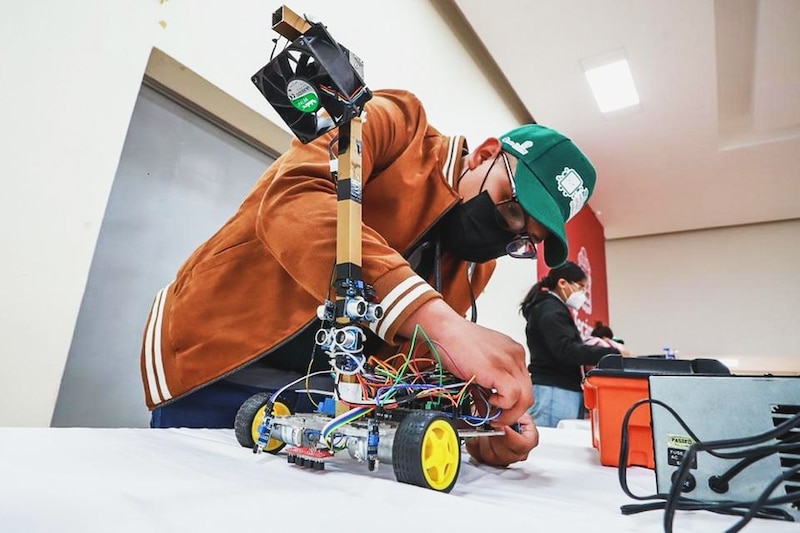 Un joven del Conalep construye un robot.