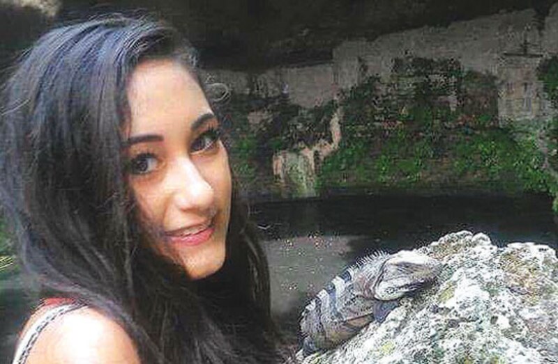Mujer joven con iguana en primer plano