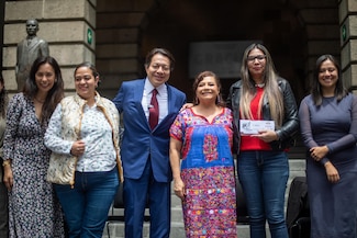 Entregan 135 Tarjetas del Bienestar a Bachilleratos de CDMX con inversión récord