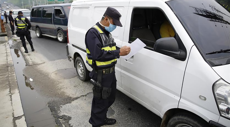 Policía detiene vehículo para revisión de rutina