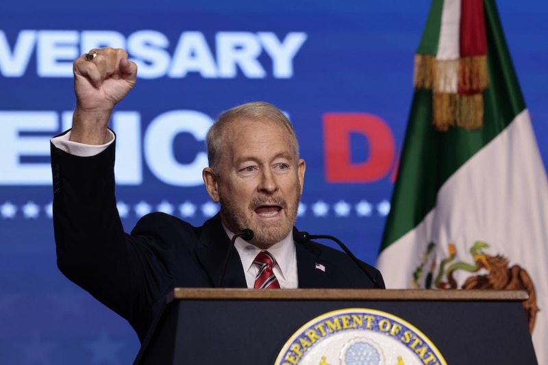 El embajador de Estados Unidos en México, Ronald Johnson, habla durante una conferencia de prensa este jueves, en la residencia de la embajada en Ciudad de México (México).