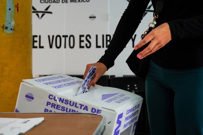 Voto libre y secrete, aunque Sumario:
El voto obligatorio volvió a colocarse en la discusión pública en México como parte del análisis de la Reforma Electoral. Aunque no es una idea nueva, varios países ya lo aplican con distintos matices, sanciones y excepciones, mientras que otros lo mantienen solo en el papel.