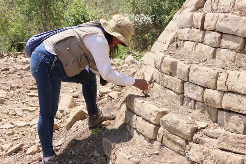 Arqueóloga trabajando en un sitio arqueológico