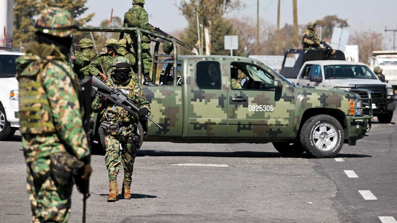 Militares mexicanos patrullan las calles de una ciudad