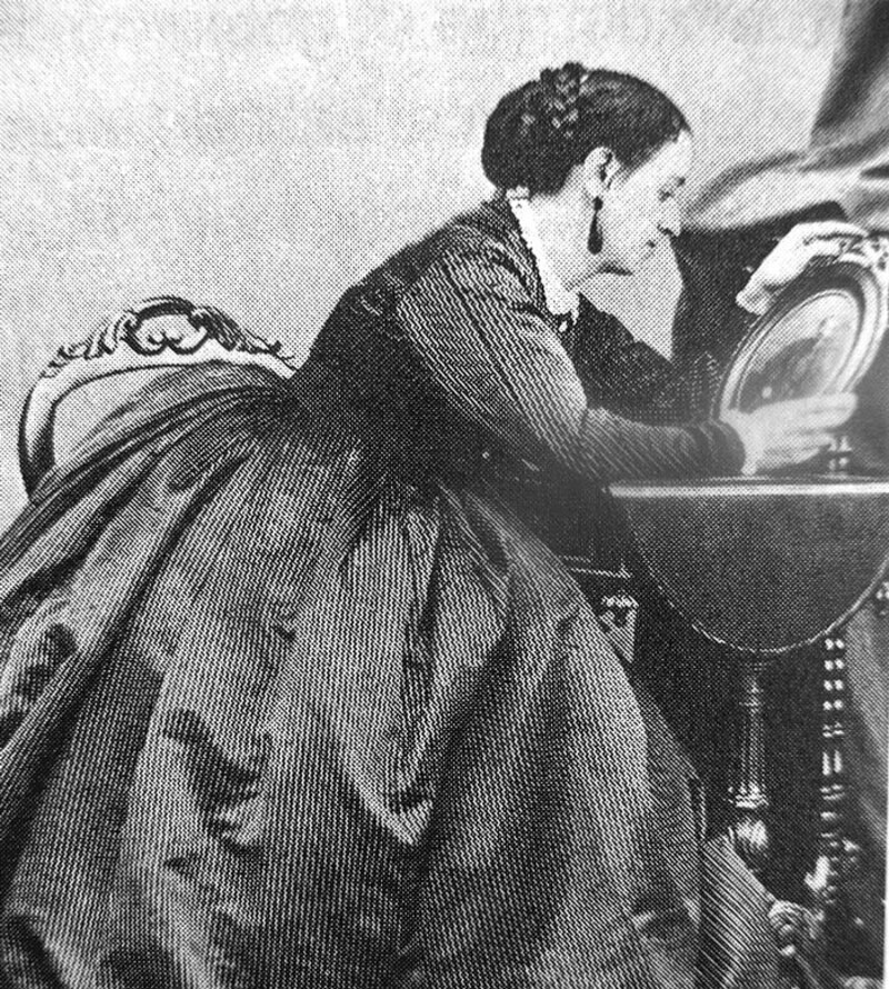 Mujer preparando la comida en la cocina