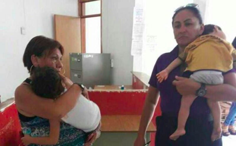 Dos mujeres sostienen a dos bebés en brazos