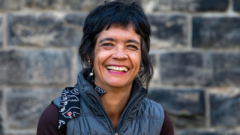 Retrato de una mujer indígena sonriente