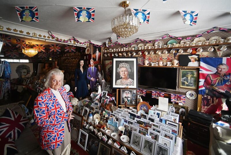 Una mujer en su casa decorada con recuerdos de la realeza británica