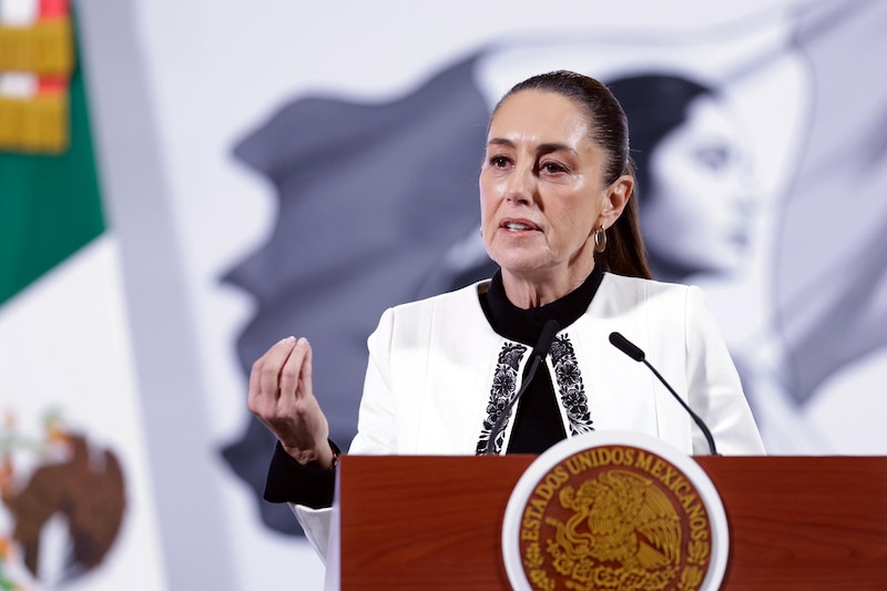 La presidenta de México, Claudia Sheinbaum, habla durante una rueda de prensa este jueves, en el Palacio Nacional en la Ciudad de México