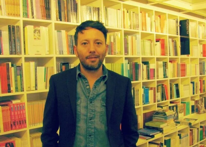 El escritor argentino Patricio Pron en una biblioteca
