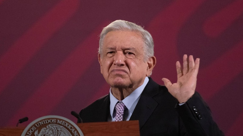 El presidente López Obrador saluda a la multitud durante un discurso.