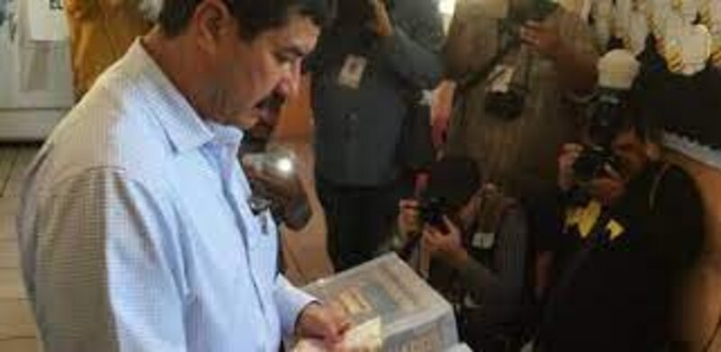 Evo Morales muestra su papeleta
