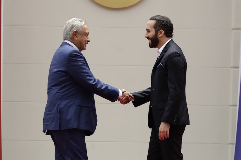 El presidente electo de Chile, Gabriel Boric, saluda al presidente de Argentina, Alberto Fernández.