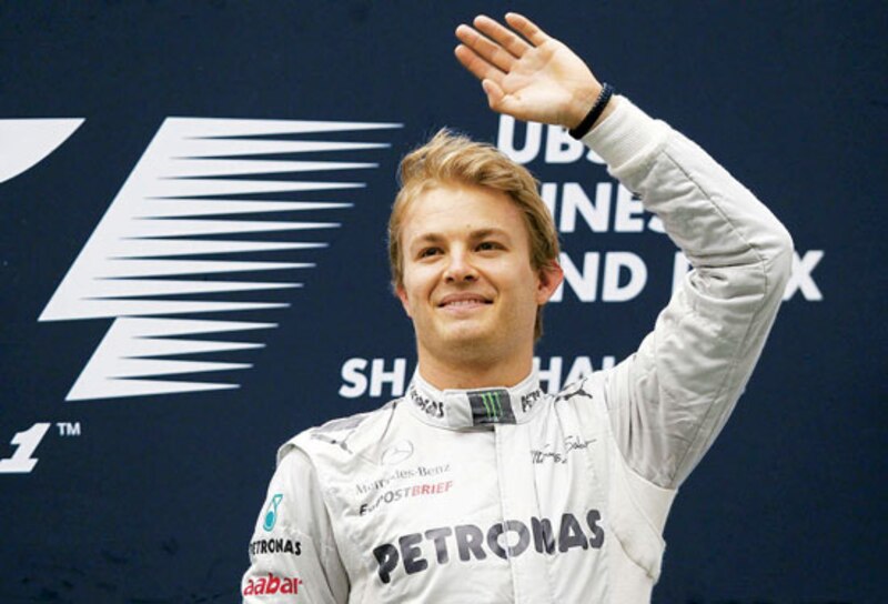 El piloto de Fórmula 1, Nico Rosberg, saluda a la multitud.