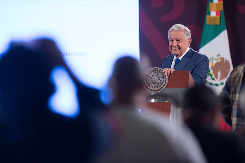 El presidente Andrés Manuel López Obrador da un discurso ante un público.