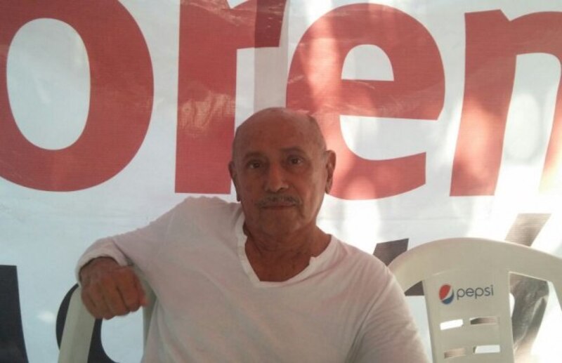 Un anciano sentado en una silla