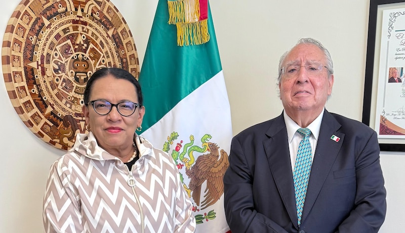 Rosa Icela Rodríguez y el embajador Alberto Barranco en la embajada de México en el Vaticano entregando carta al Papa León XIV