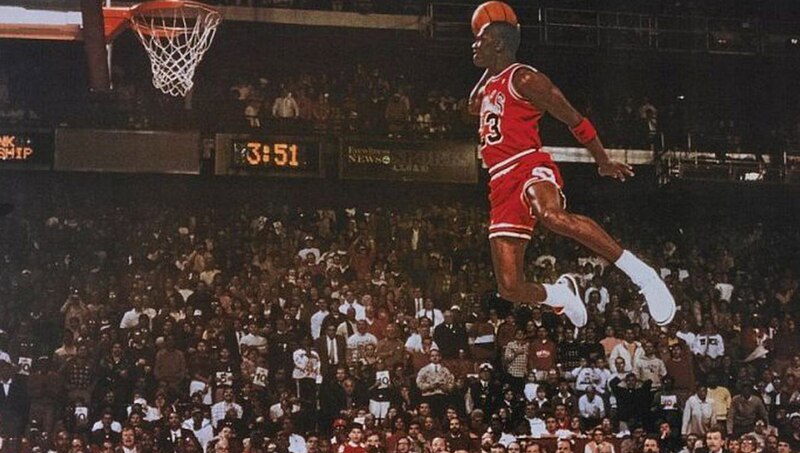 Michael Jordan encesta una canasta en un partido de baloncesto