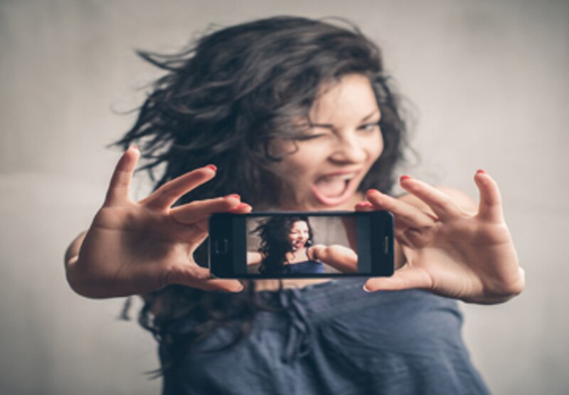 Mujer joven tomando una selfie