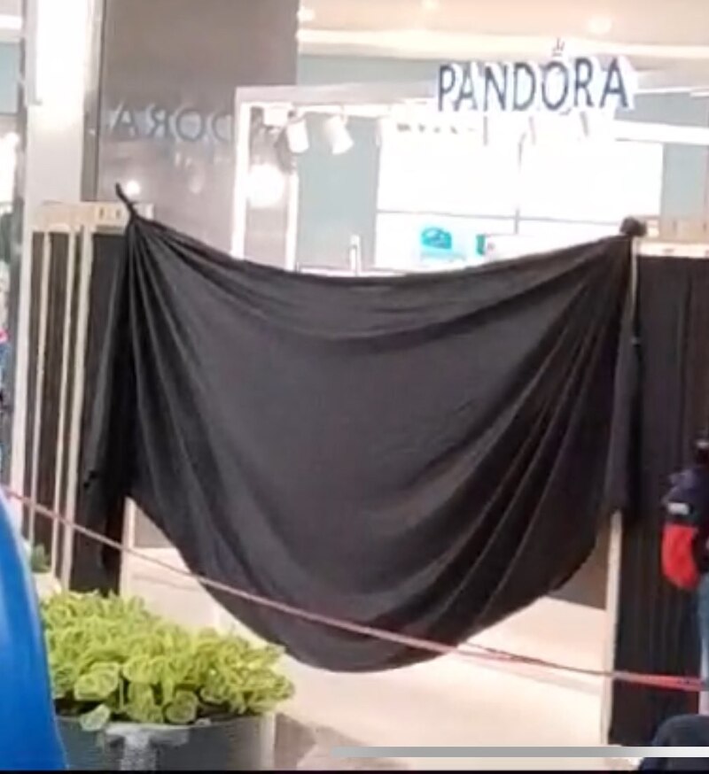 Imagen de una tienda departamental con un letrero que dice "próximamente"