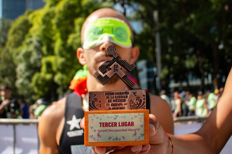 Con la participación de más de 30 000 corredores se realizó el Medio Maratón de la Ciudad de México BBVA, que tuvo como punto de partida el Monumento del Caballito y concluyó en el Ángel de la Independencia.