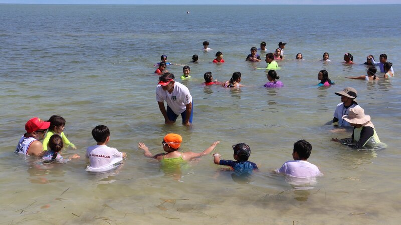 Niños jugando en el agua