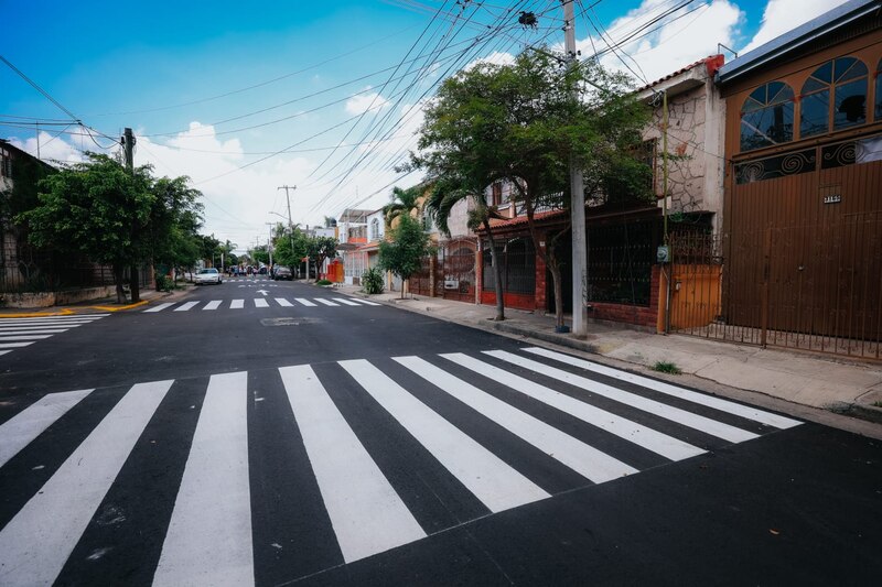Imagen de una calle recién pavimentada en Guadalajara, con superficie uniforme y sin baches tras las obras de rehabilitación urbana
