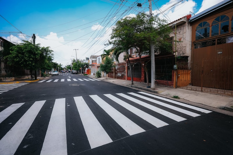 Imagen de una calle recién pavimentada en Guadalajara, con superficie uniforme y sin baches tras las obras de rehabilitación urbana