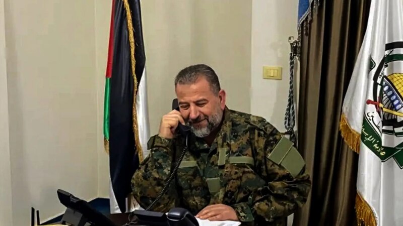 El líder de Hamas, Ismail Haniyeh, habla por teléfono