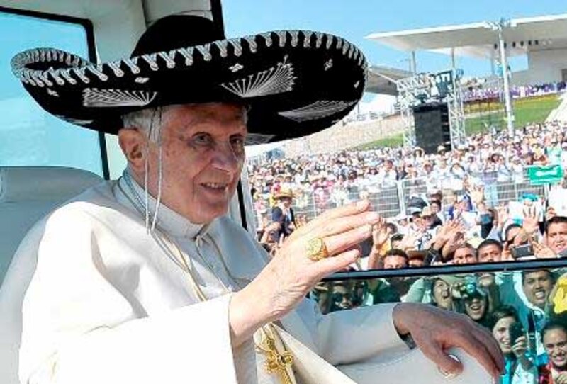 El Papa Francisco bendice a la multitud con un sombrero mexicano