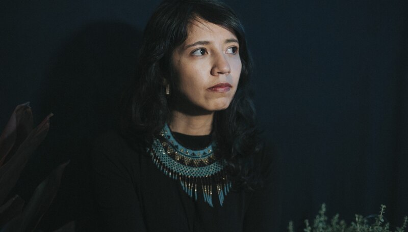 Retrato de una mujer joven con cabello largo y oscuro