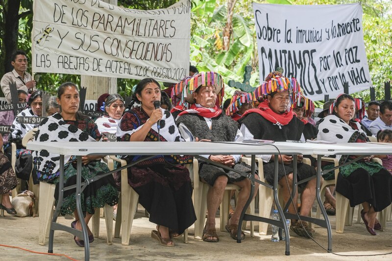 Mujeres indígenas participan en una reunión para exigir justicia por la masacre de Acteal