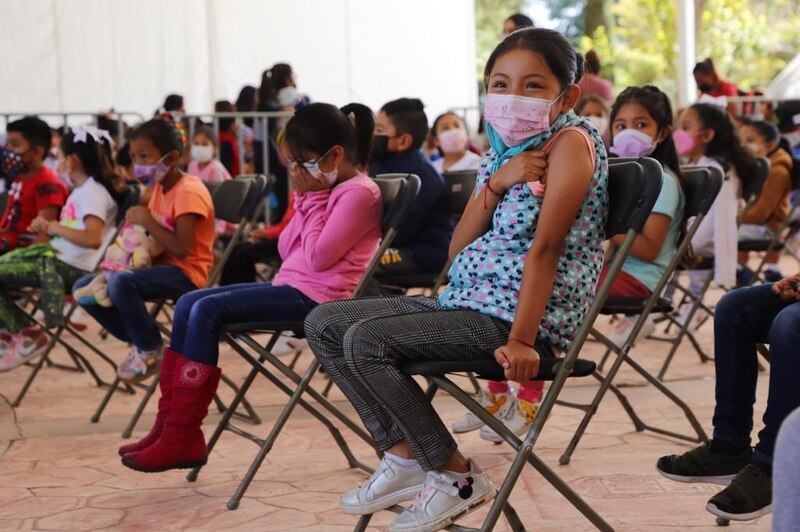 Niños con mascarillas en la escuela